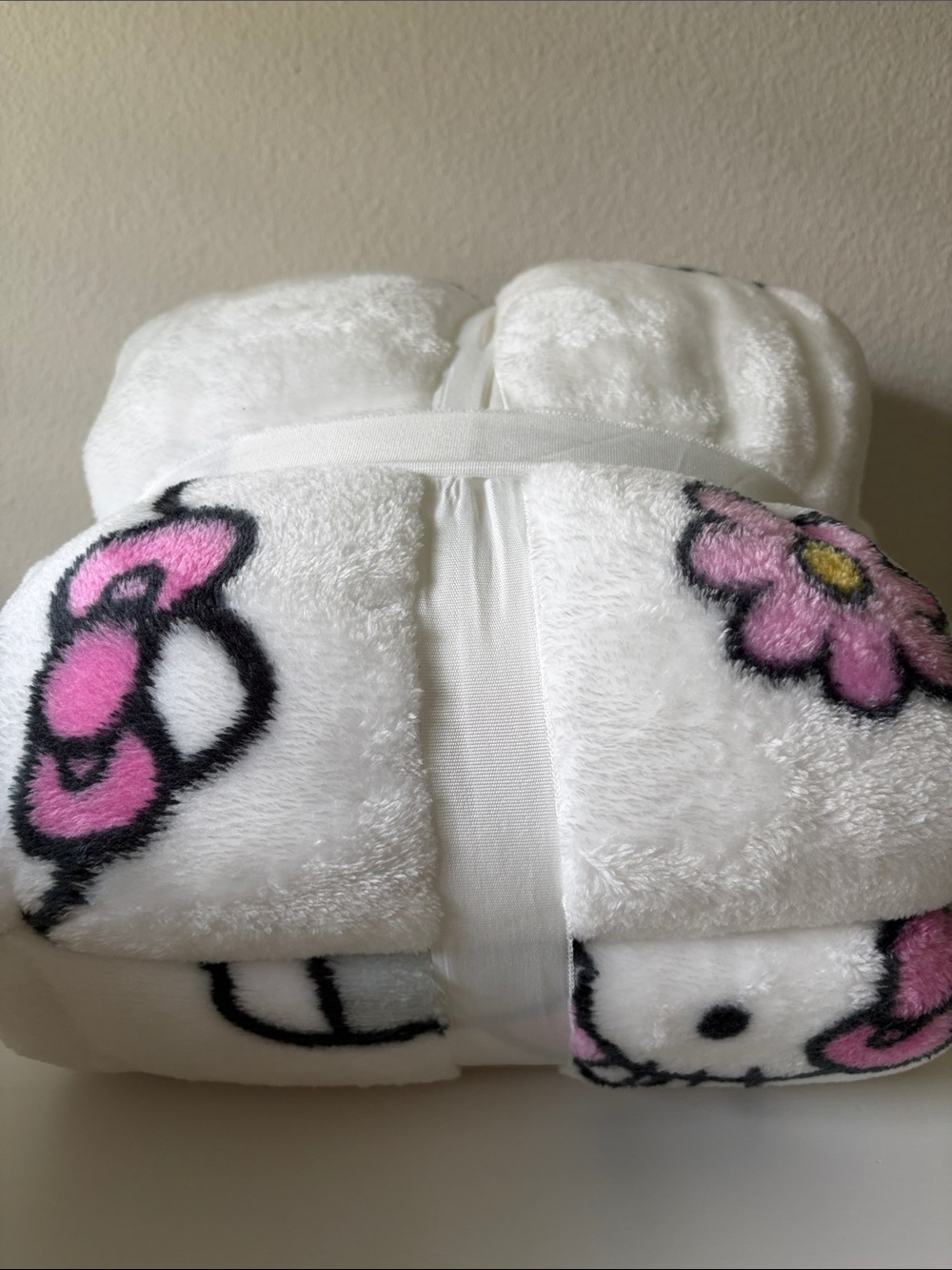 Hello Kitty White Plush Blanket